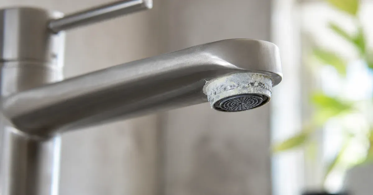 Técnico revisando un descalcificador de agua para comprobar por qué ha dejado de funcionar bien