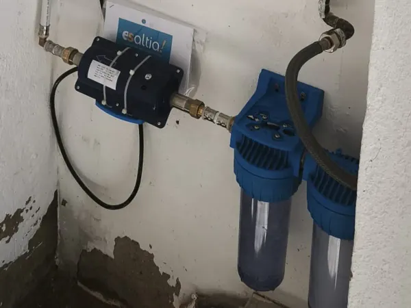 Instalación del Anti-Cal RF, sistema sin sal, intercalado en la tubería de una vivienda en Cataluña