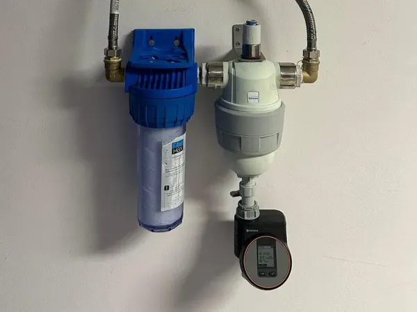 Equipo Génesis acondicionando el agua en una vivienda de Cataluña