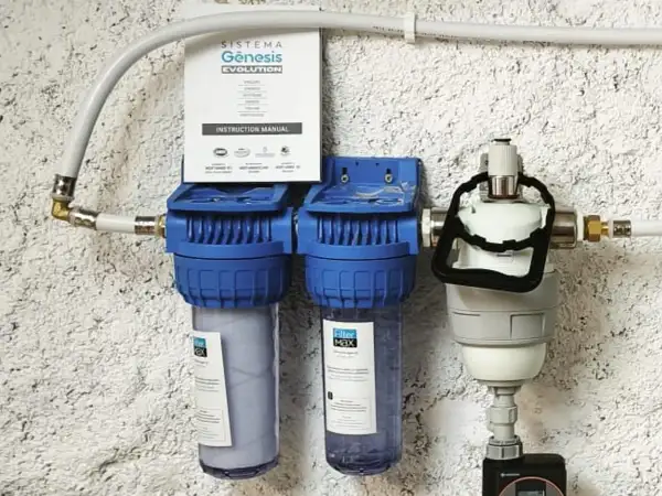 Descalcificador Génesis instalado en una vivienda, listo para funcionar