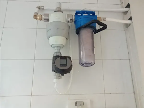 Instalación del descalcificador Génesis en la entrada de agua de una vivienda en Cataluña