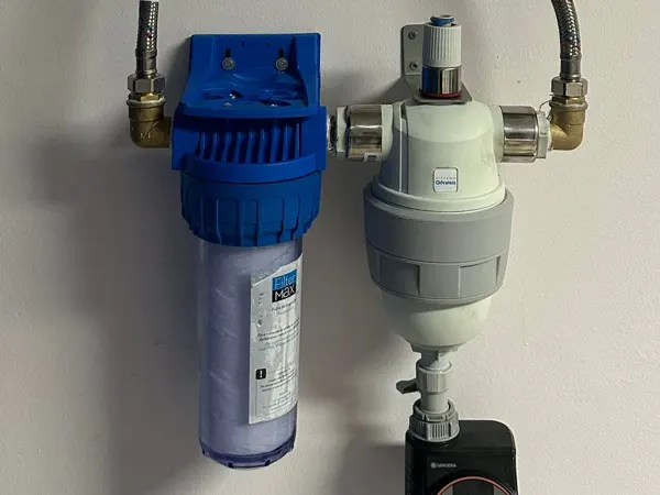 Equipo Génesis instalado en la entrada general de agua de una casa