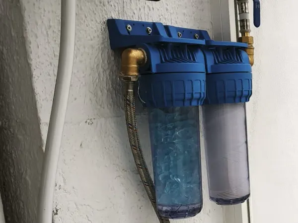 Descalcificador Génesis colocado en la entrada de agua de una casa particular