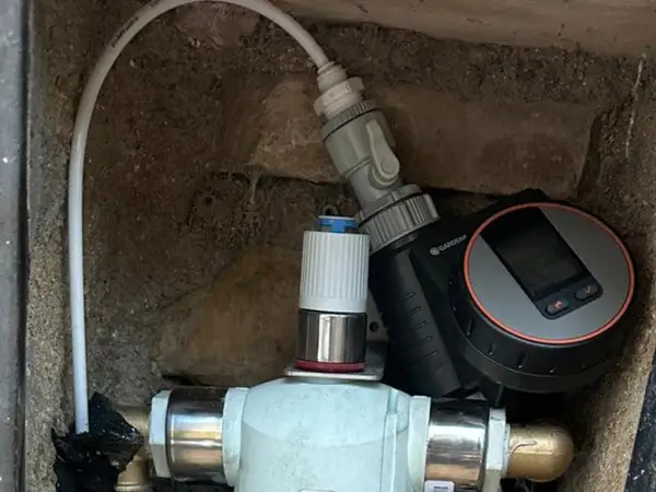 Descalcificador Génesis instalado junto al cuadro de contador de agua