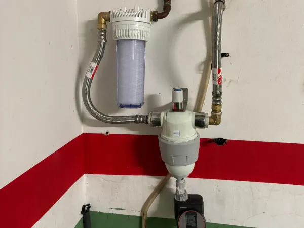 Descalcificador Génesis instalado en el garaje de una vivienda