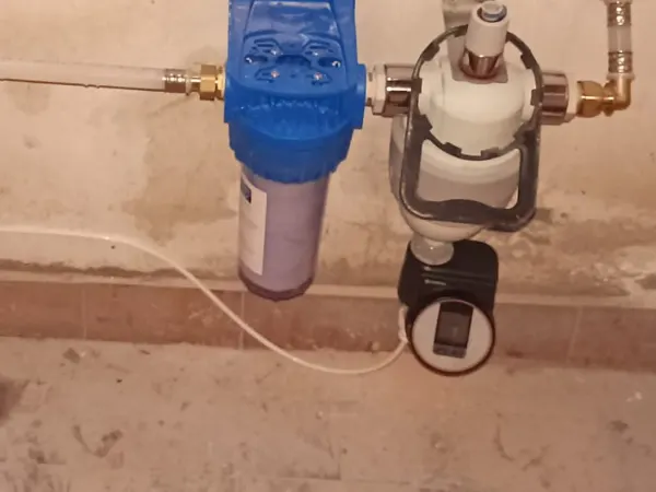 Descalcificador Génesis instalado en una vivienda de diseño moderno