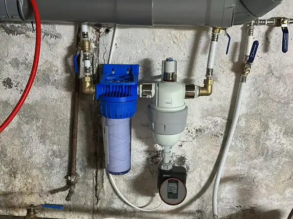 Descalcificador Génesis instalado en un piso