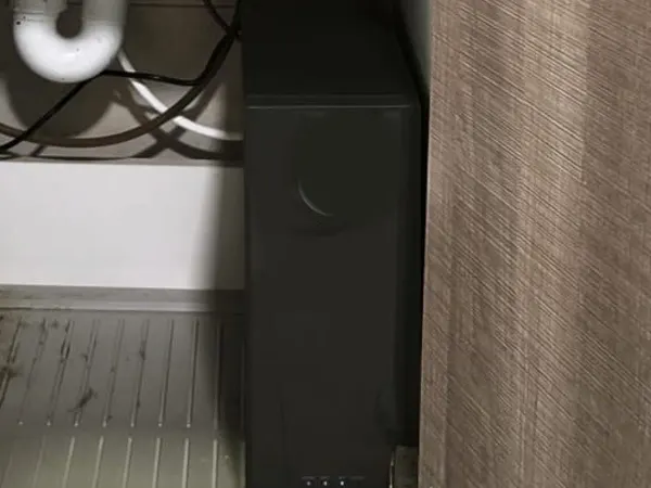 Equipo de ósmosis de flujo directo instalado bajo fregadero, con grifo dedicado