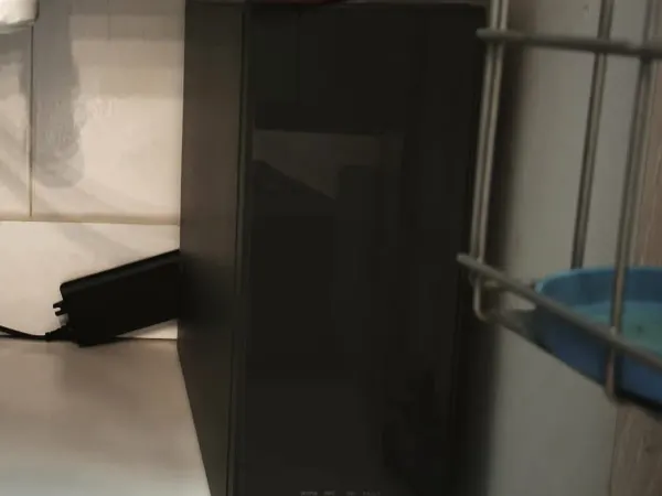 Equipo de ósmosis de flujo directo instalado bajo fregadero en Cataluña