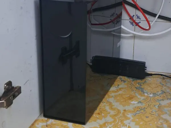 Ósmosis de flujo directo instalada bajo fregadero, vista de detalle