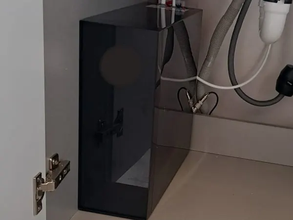 Ósmosis de flujo directo instalada bajo el fregadero de una vivienda