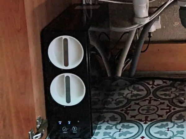 Equipo de ósmosis de flujo directo con grifo dedicado en una cocina de Cataluña
