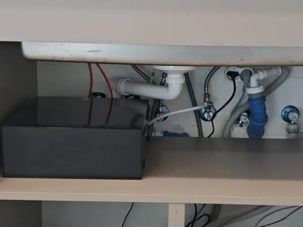 Ósmosis de flujo directo instalada en el mueble bajo fregadero de una casa en Cataluña