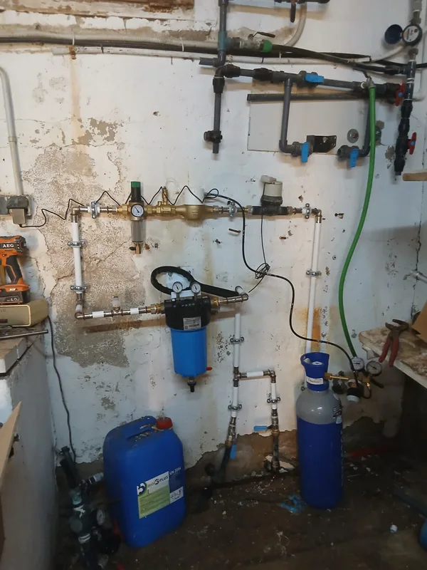 Instalación de un SoluCalc en un cuarto técnico, con la botella de CO2 y el filtro previo