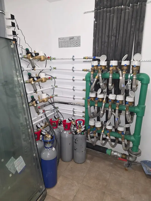 Instalación de varios equipos SoluCalc en el cuarto de contadores de una comunidad de vecinos, con las botellas de CO2