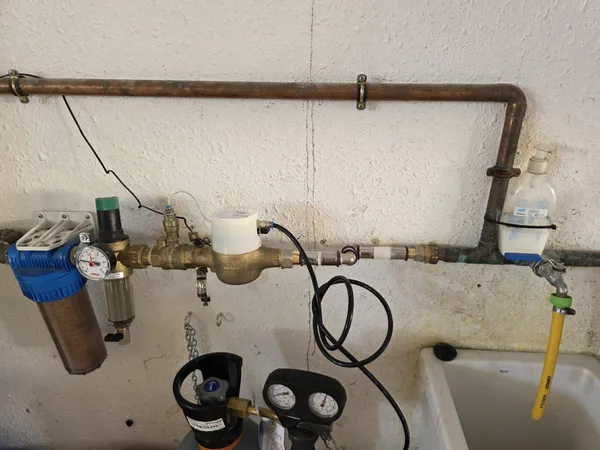 Instalación de un SoluCalc junto a la botella de CO2, cerca de un lavabo