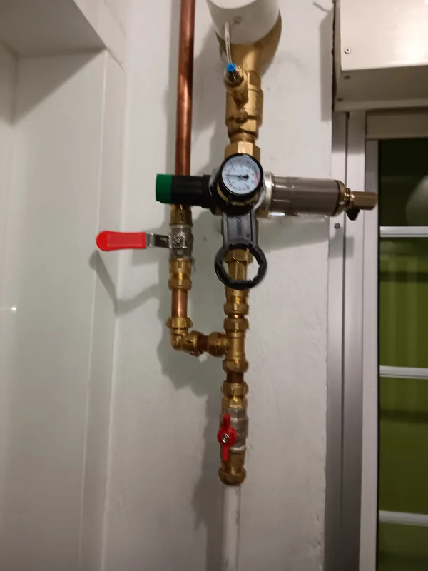 Instalación de un SoluCalc en un pasillo, con el filtro y el regulador de presión