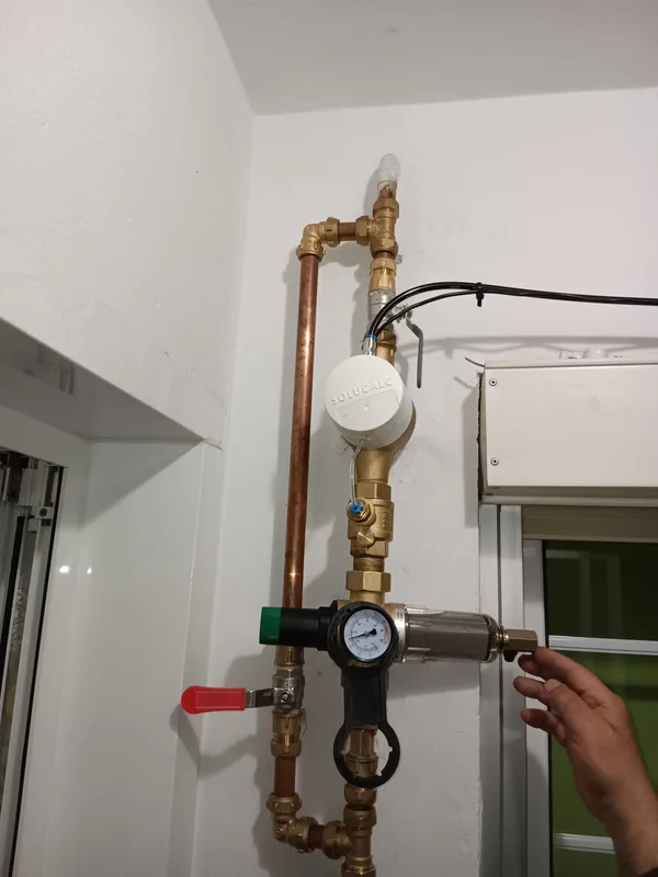 Equipo SoluCalc instalado en una vivienda, con el filtro y el regulador de presión