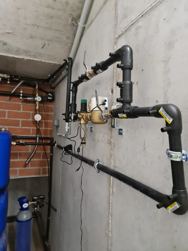 Instalación de un SoluCalc en una sala técnica, con las tuberías de distribución y el depósito