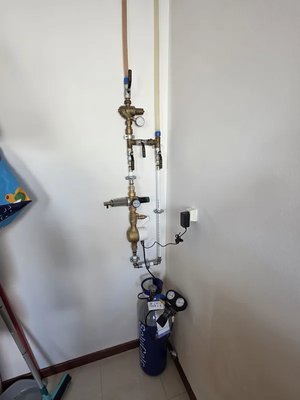 Botella de CO2 del SoluCalc instalada en una vivienda unifamiliar