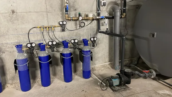 Botellas de CO2 del SoluCalc en el cuarto de contadores de una comunidad de vecinos