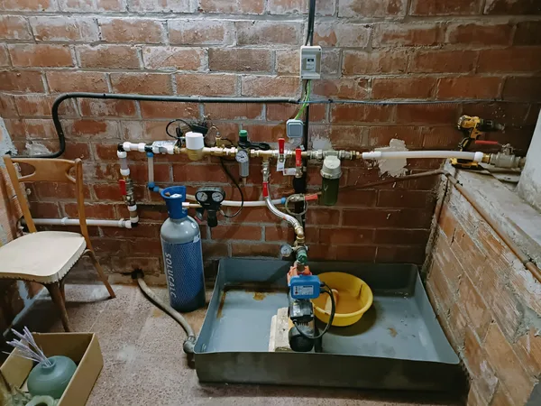 Instalación de un SoluCalc con la botella de CO2 de la marca, en un cuarto técnico