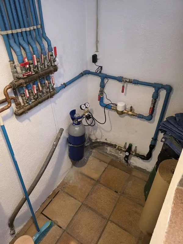 Instalación de un SoluCalc en el lavadero de una vivienda, junto al contador de agua
