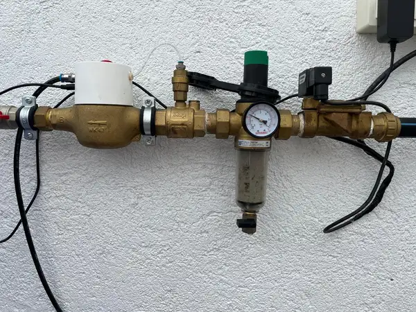 Instalación de un SoluCalc con filtro y regulador de presión, junto al contador de agua