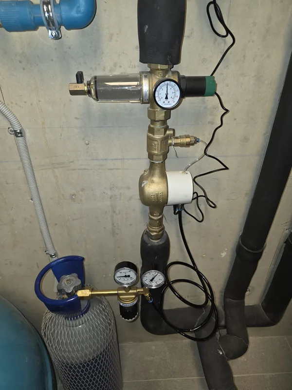 Equipo SoluCalc instalado junto a la botella de CO2, con manómetro de control