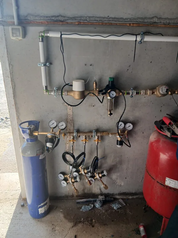Instalación de un SoluCalc en una zona técnica con depósito de agua