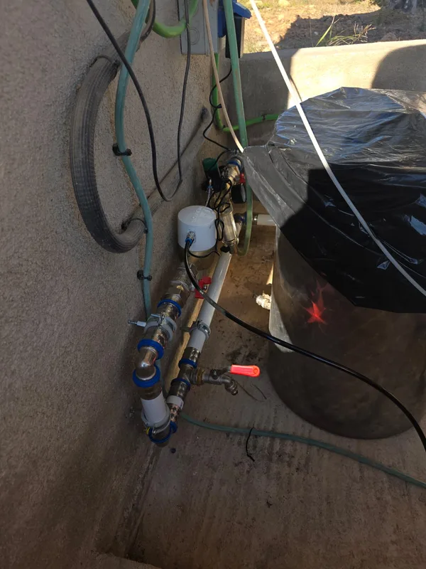Instalación de un SoluCalc con filtro y regulador de presión, en una zona exterior junto al contador