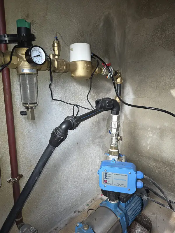 Instalación de varios equipos SoluCalc en el cuarto de contadores de una comunidad de vecinos