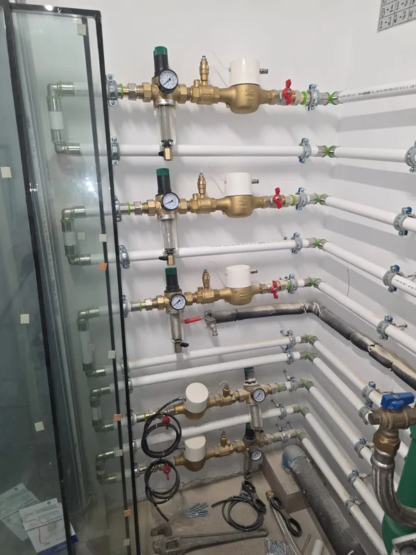 Instalación de varios equipos SoluCalc en una sala técnica, con herramientas de instalación